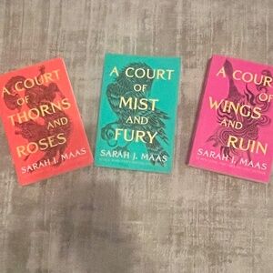 3 Sarah J. Maas Books: A court of thorns and roses, mist and fury, wings and rui